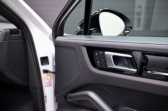 Porsche Cayenne 14 of 30