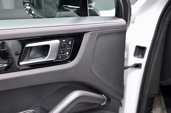 Porsche Cayenne 23 of 30