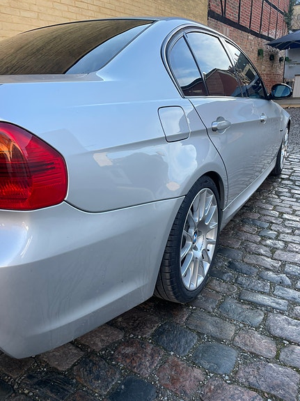 BMW 320Si 3 of 5