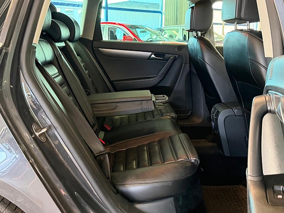 Volkswagen Passat 13 of 16