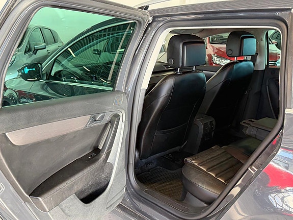 Volkswagen Passat 9 of 16
