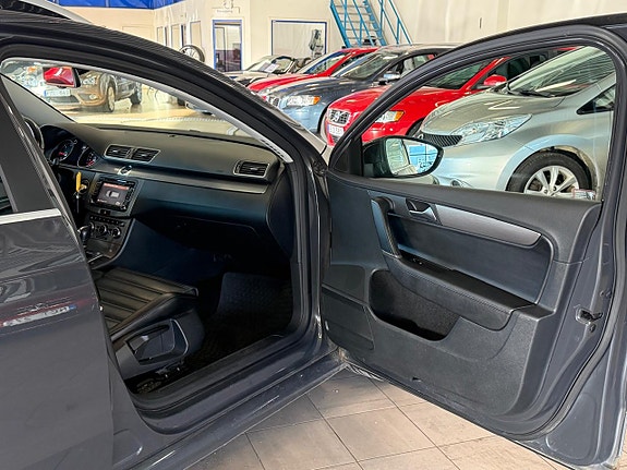 Volkswagen Passat 14 of 16