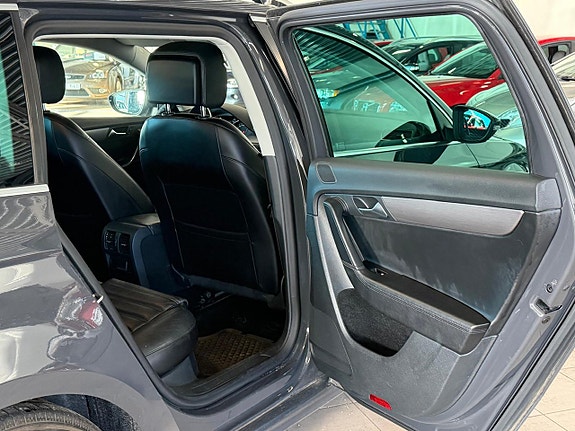 Volkswagen Passat 12 of 16
