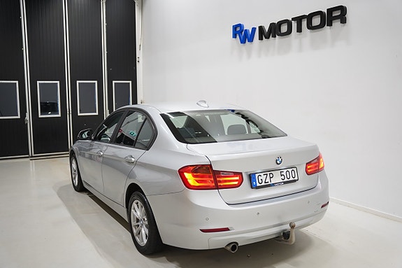 BMW 318d 4 of 5