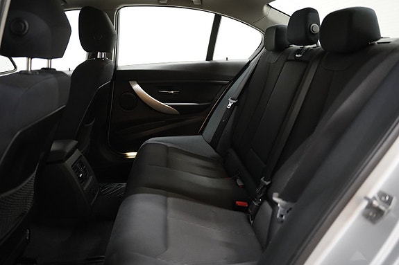 BMW 318d 15 of 17