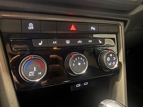 Volkswagen T-Roc 10 of 15