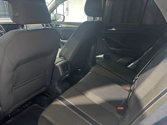 Volkswagen T-Roc 6 of 15