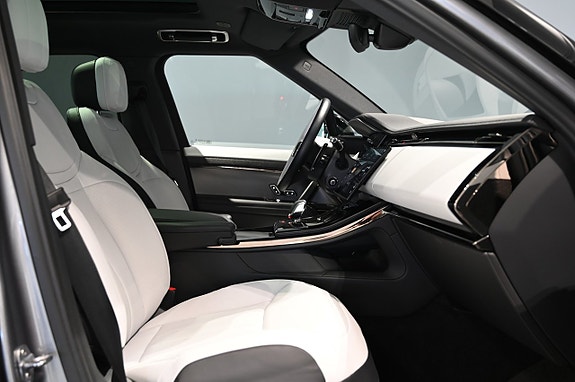 Land Rover Range Rover Sport 12 of 30
