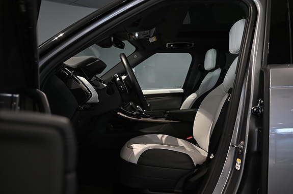 Land Rover Range Rover Sport 14 of 30