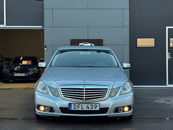 Mercedes-Benz E200 3 of 5