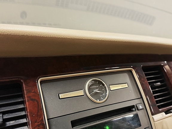 Lincoln Town Car 15 of 17
