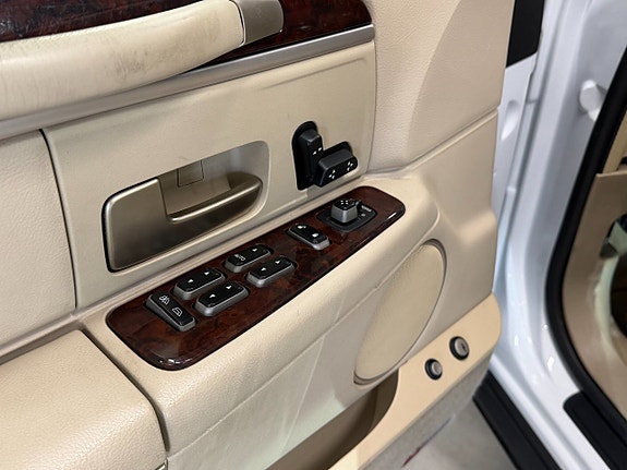 Lincoln Town Car 16 of 17