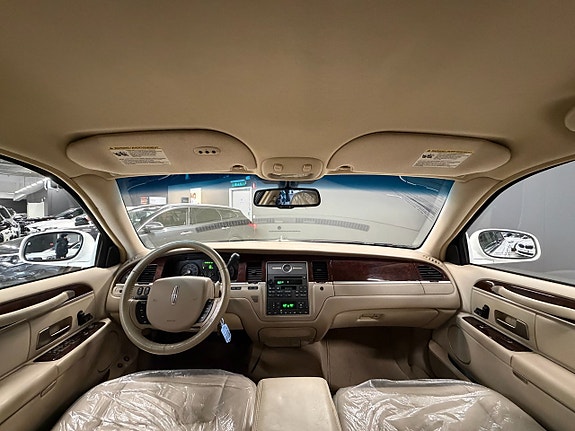 Lincoln Town Car 12 of 17