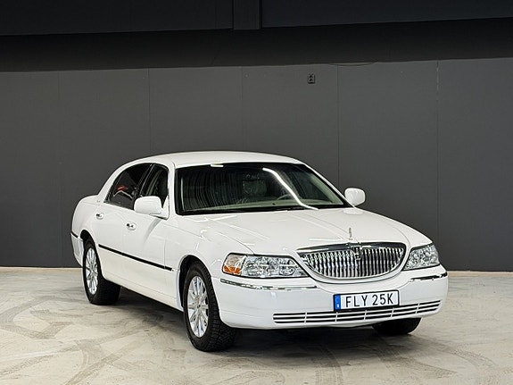 Lincoln Town Car 3 of 5