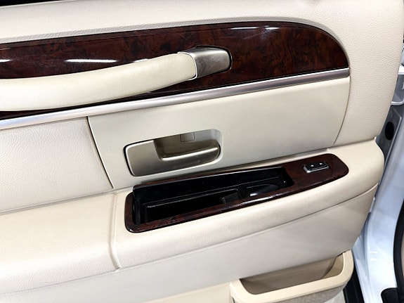 Lincoln Town Car 14 of 17