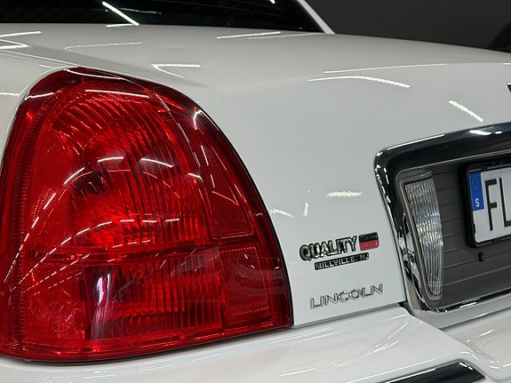 Lincoln Town Car 8 of 17