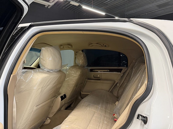 Lincoln Town Car 11 of 17