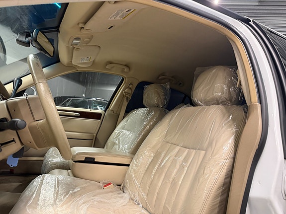 Lincoln Town Car 9 of 17