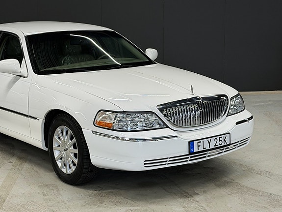 Lincoln Town Car 6 of 17