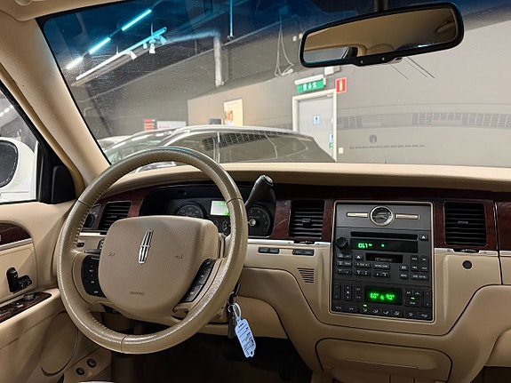 Lincoln Town Car 13 of 17