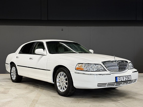 Lincoln Town Car 2 of 5