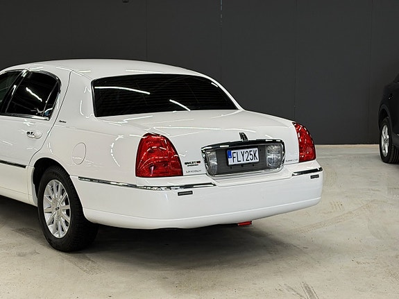 Lincoln Town Car 7 of 17