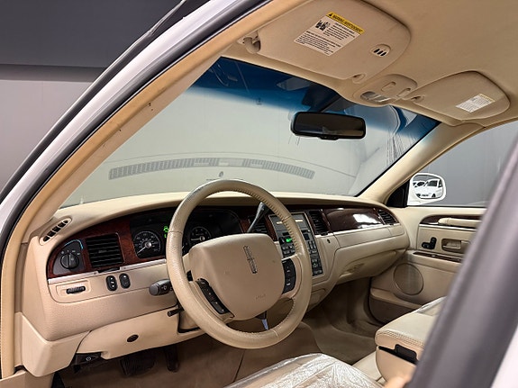 Lincoln Town Car 17 of 17