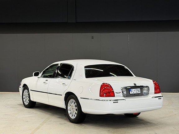 Lincoln Town Car 4 of 5