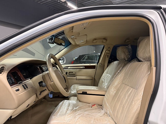 Lincoln Town Car 10 of 17