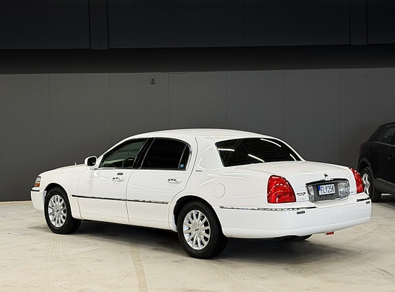 Lincoln Town Car 5 of 5