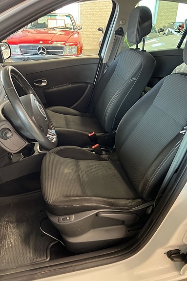 Renault Clio 9 of 13