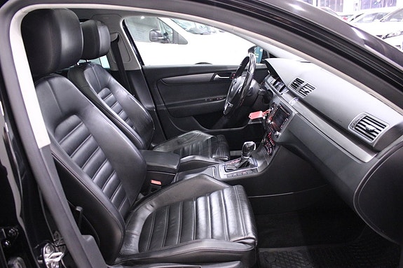Volkswagen Passat 22 of 30