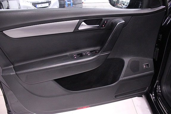 Volkswagen Passat 30 of 30