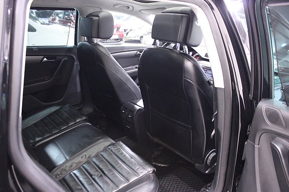 Volkswagen Passat 19 of 30