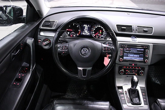 Volkswagen Passat 16 of 30