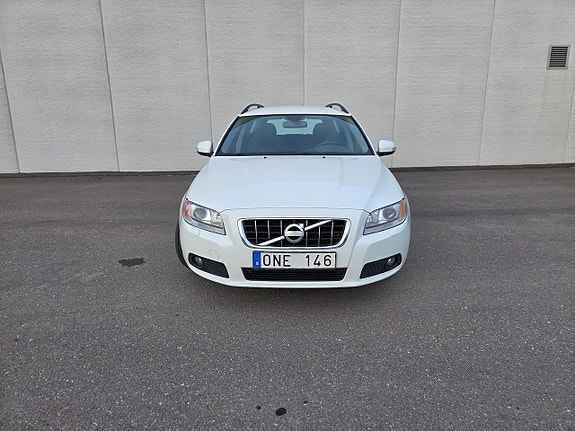 Volvo V70 2 of 5
