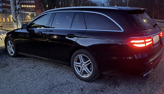 Mercedes-Benz E220 2 of 8