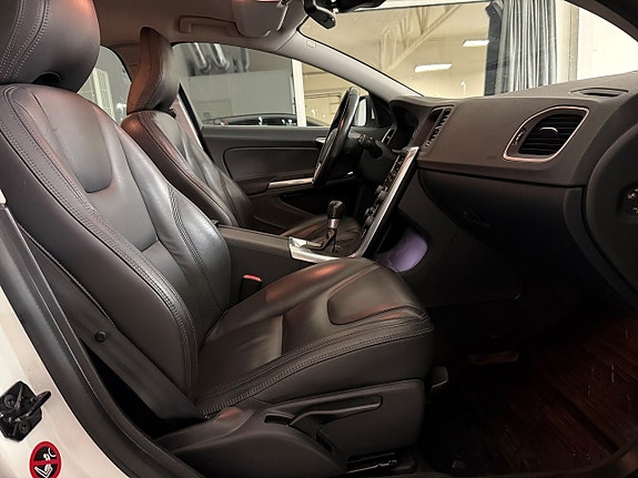 Volvo V60 7 of 23