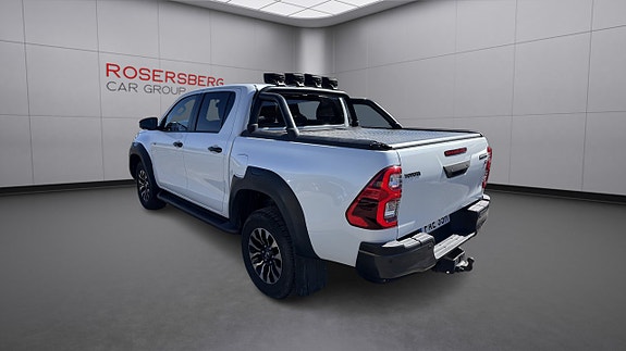 Toyota HiLux 2 of 17