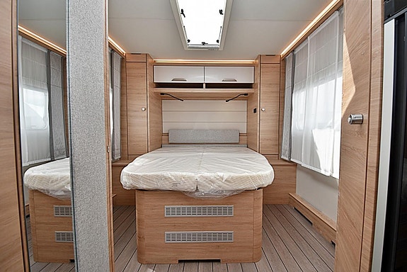 Knaus 650 UX Südwind, Queenbed, Dubbelbädd 16 of 27