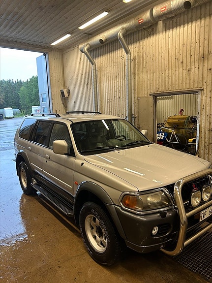 Mitsubishi Pajero Sport 2 of 3