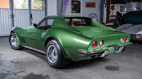 Chevrolet Corvette 2 of 5