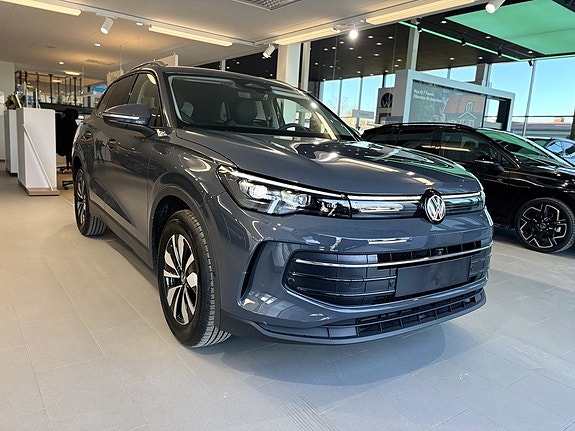 Volkswagen Tiguan 3 of 22