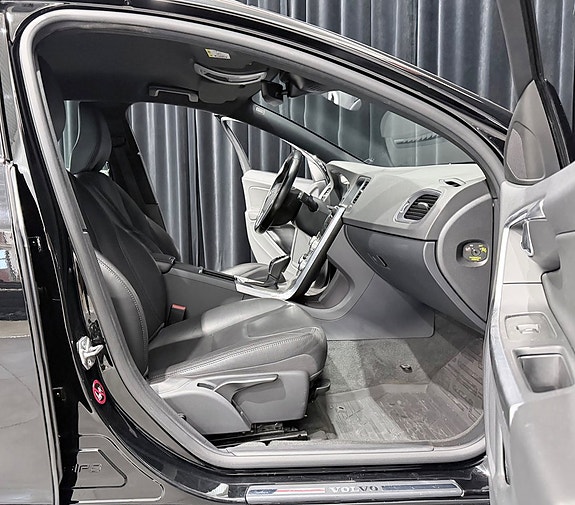 Volvo V60 Cross Country 10 of 30