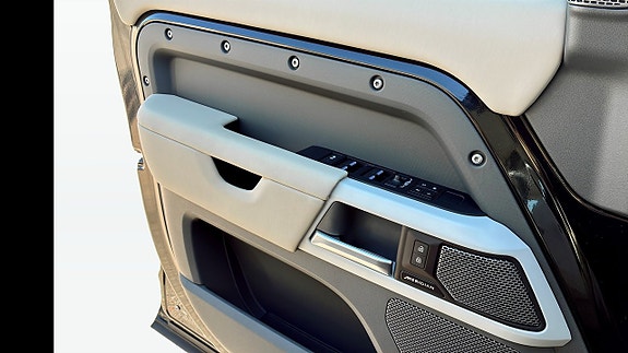 Land Rover Defender 110 11 of 13