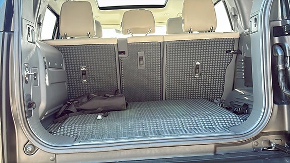 Land Rover Defender 110 10 of 13