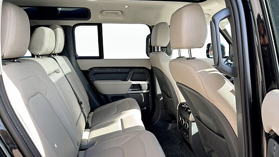 Land Rover Defender 110 5 of 5