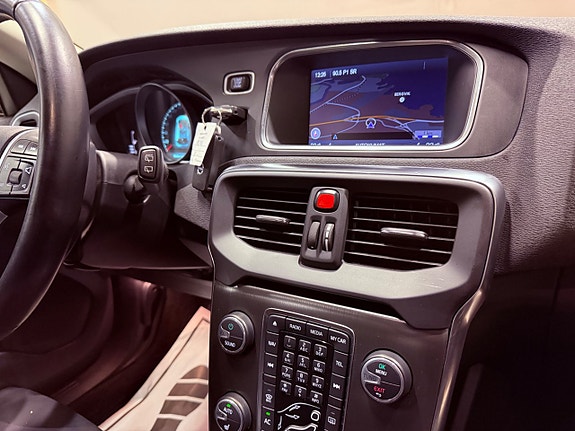 Volvo V40 12 of 16