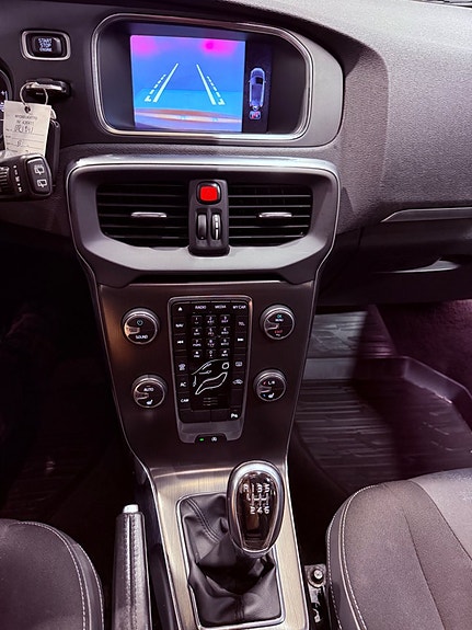 Volvo V40 13 of 16