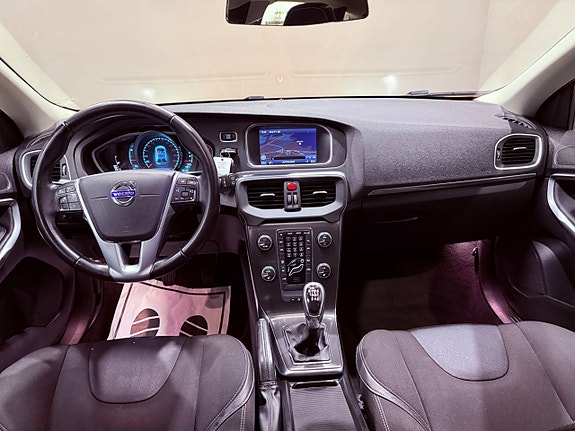 Volvo V40 8 of 16
